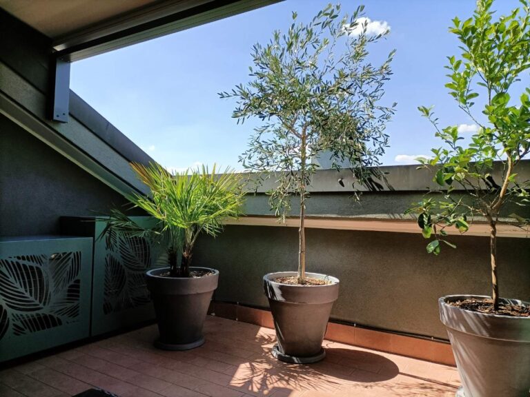 Terrazzo con copricondizionatori su misura